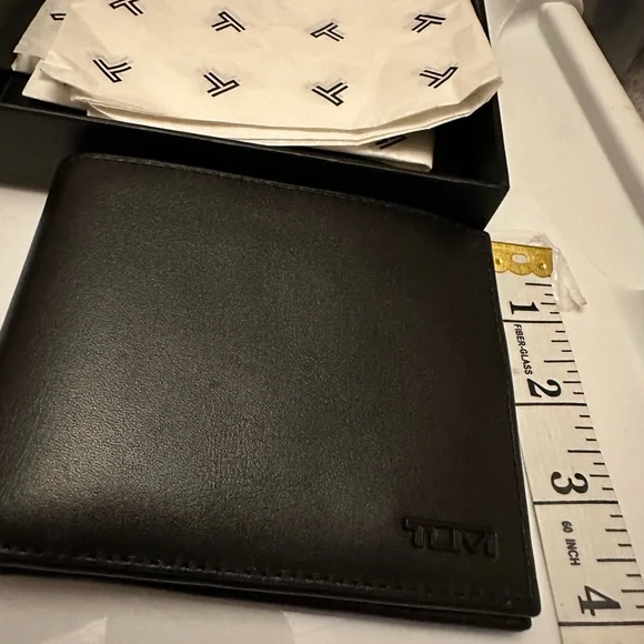 TUMI - Picture 4 of 8